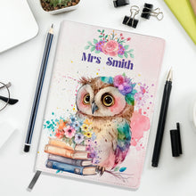 Заредете изображение във визуализатора на галерията – Персонализиран бележник от изкуствена кожа/ или картонена корица за учител - бухалче