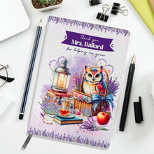 Заредете изображение във визуализатора на галерията – Персонализиран бележник от изкуствена кожа/ или картонена корица/ тетрадка за учител - Бухалче в лилаво