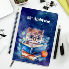 Заредете изображение във визуализатора на галерията – Персонализиран бележник от изкуствена кожа/ или картонена корица за учител мъж учител - Бухал