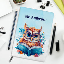 Заредете изображение във визуализатора на галерията – Персонализиран бележник от изкуствена кожа/ или картонена корица за учител мъж учител - Бухал светло син