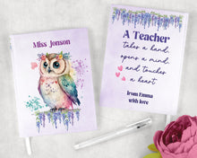 Заредете изображение във визуализатора на галерията – Персонализиран бележник от изкуствена кожа/ или картонена корица за учител - Бухал в лилаво
