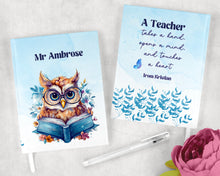 Заредете изображение във визуализатора на галерията – Персонализиран бележник от изкуствена кожа/ или картонена корица за учител мъж учител - Бухал светло син