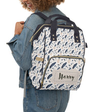 Заредете изображение във визуализатора на галерията – Персонализирана чанта раница за бебешки пелени и принадлежности - Пера в синьо