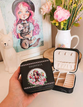 Заредете изображение във визуализатора на галерията – Персонализирана кутия за бижута и огледалце - Българка в черно