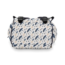 Заредете изображение във визуализатора на галерията – Персонализирана чанта раница за бебешки пелени и принадлежности - Пера в синьо