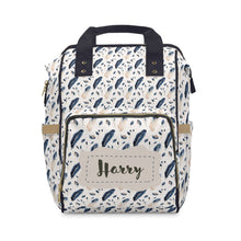 Заредете изображение във визуализатора на галерията – Персонализирана чанта раница за бебешки пелени и принадлежности - Пера в синьо