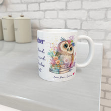 Заредете изображение във визуализатора на галерията – Персонализирана чаша Подарък за учител - Бухал с книга и цветя