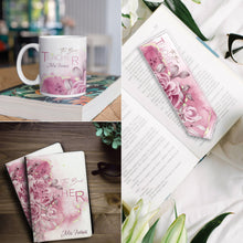 Заредете изображение във визуализатора на галерията – Комплект Персонализиран тефтер, чаша и книгоразделител за учител -Пепел от рози