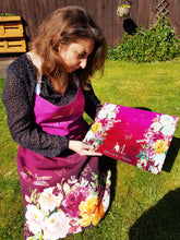 Заредете изображение във визуализатора на галерията – Персонализирана Престилка майка и дъщеря - Цветя в бордо