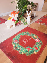 Заредете изображение във визуализатора на галерията – Подложка за хранене - Коледен венец с подаръчета