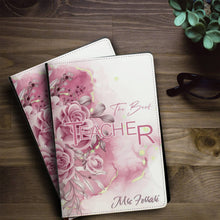 Заредете изображение във визуализатора на галерията – Комплект Персонализиран тефтер, чаша и книгоразделител за учител -Пепел от рози