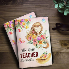 Заредете изображение във визуализатора на галерията – Комплект Персонализиран тефтер, чаша и книгоразделител за учител - Момиче с Цветя в розово