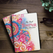 Заредете изображение във визуализатора на галерията – Комплект Персонализиран тефтер, чаша и книгоразделител за учител