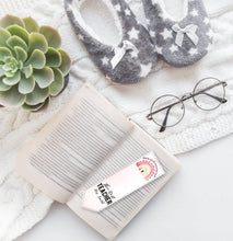 Заредете изображение във визуализатора на галерията – Персонализиран книгоразделител от изкуствена кожа за учител -Дъга