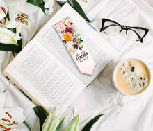 Заредете изображение във визуализатора на галерията – Комплект Персонализиран тефтер, чаша и книгоразделител за учител - Цветя и пеперуди