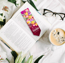 Заредете изображение във визуализатора на галерията – Комплект Персонализиран тефтер, чаша и книгоразделител за учител - Цветя в бордо