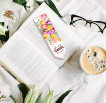 Заредете изображение във визуализатора на галерията – Комплект Персонализиран тефтер, чаша и книгоразделител за учител - Момиче с Цветя в розово