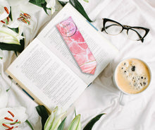 Заредете изображение във визуализатора на галерията – Персонализиран книгоразделител от изкуствена кожа за учител мрамор в розово