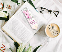 Заредете изображение във визуализатора на галерията – Персонализиран книгоразделител от изкуствена кожа за учител - Цветя