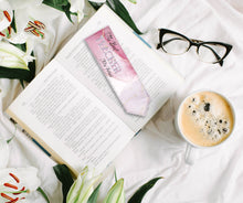 Заредете изображение във визуализатора на галерията – Персонализиран книгоразделител от изкуствена кожа за учител - Мраморен ефект