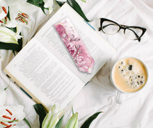 Заредете изображение във визуализатора на галерията – Комплект Персонализиран тефтер, чаша и книгоразделител за учител -Пепел от рози