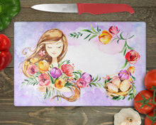 Заредете изображение във визуализатора на галерията – Стъклена дъска за рязане от закаленo стъкло -Момиче с проелтни цветя в лилаво