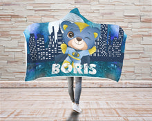 Заредете изображение във визуализатора на галерията – Персонализирано одеяло с качулка - Мече супергерой