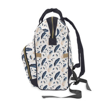 Заредете изображение във визуализатора на галерията – Персонализирана чанта раница за бебешки пелени и принадлежности - Пера в синьо
